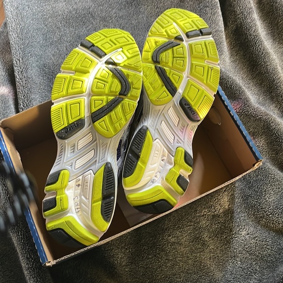 ASICS running shoes - Picture 3 of 5